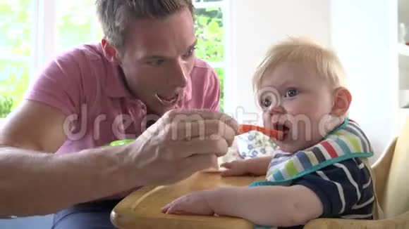 父亲高椅喂养婴儿视频的预览图