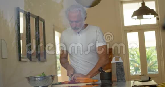 一位老人在厨房切菜视频的预览图
