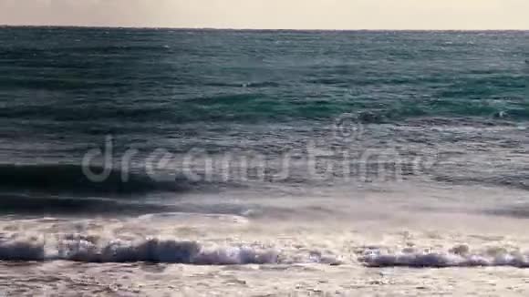 秋日多云的黑海水视频的预览图