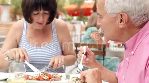 高级情侣一起在户外餐厅享用美食视频的预览图