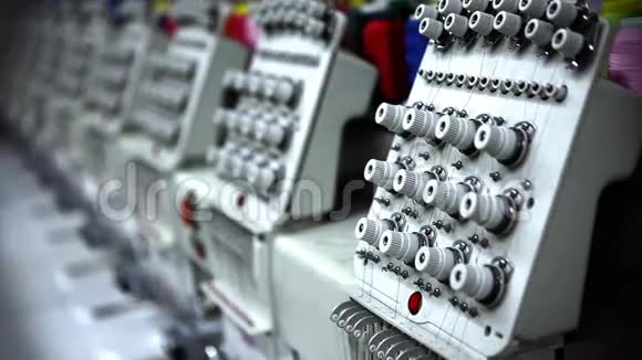 一排工业缝纫机视频的预览图
