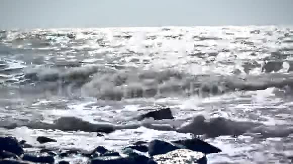 波浪撞击石头和阳光视频的预览图