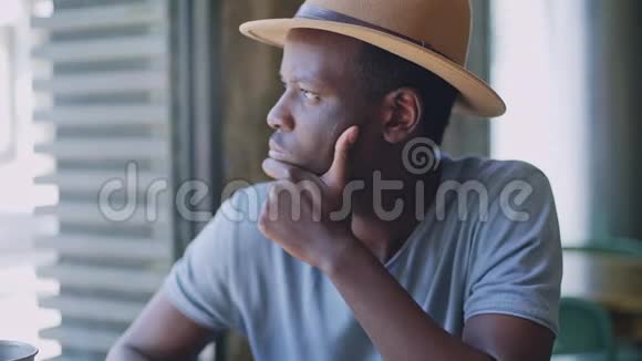 年轻的黑人坐在时髦的咖啡馆里视频的预览图