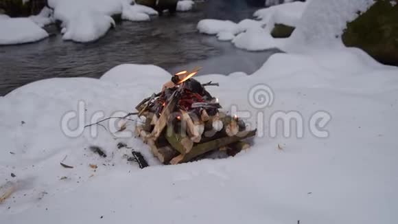 在森林里的雪地上开火视频的预览图