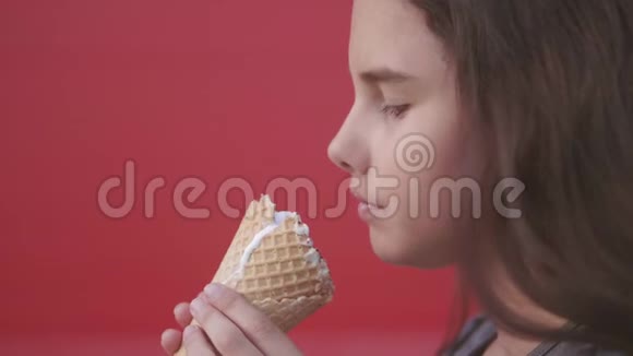 漂亮的女孩子吃慢动作视频护理瓶舔大冰淇淋华夫饼锥与生活方式视频的预览图