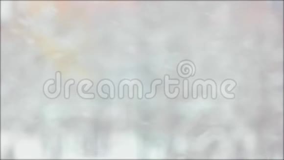 雪落在模糊的背景上视频的预览图
