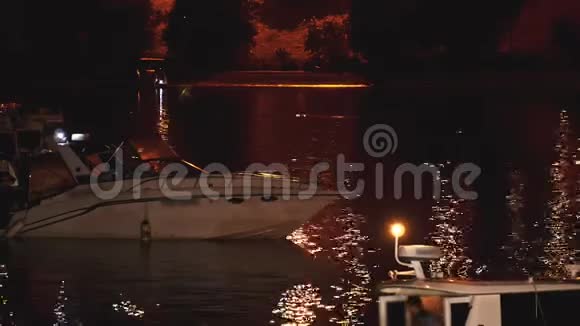 豪华的现代私人游艇和船在码头晚上夏天在港口渡船天际线五彩缤纷视频的预览图