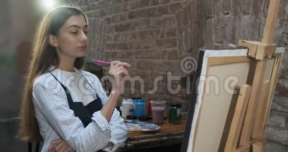 才华横溢的创新漂亮的女艺术家用画笔绘制画布当代女画家视频的预览图