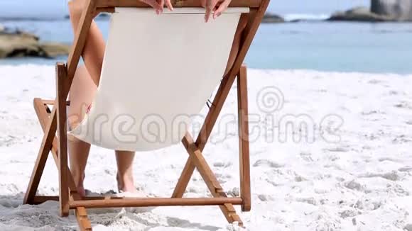 坐在椅子上晒黑的女人视频的预览图