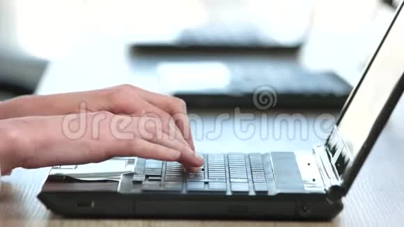 笔记本电脑键盘打字视频的预览图