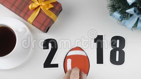 插图新年男手放在桌子上一个足球2018年视频的预览图