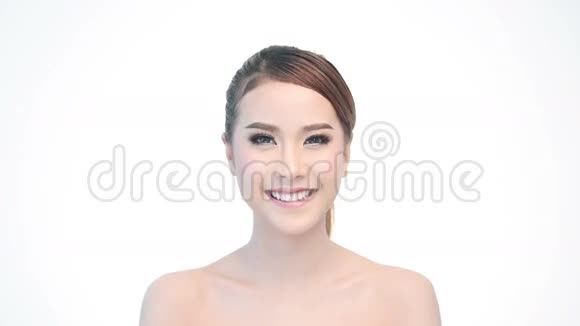女性在护肤概念中的美颜画像视频的预览图