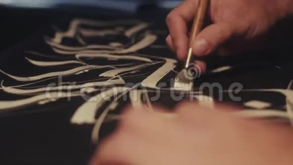 书法书法字体手中的钢笔书法视频的预览图
