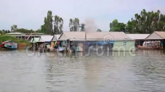 越南湄公河三角洲工厂附近的浮动市场贫民窟视频的预览图