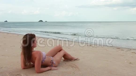 海滩上的女人在海边放松视频的预览图