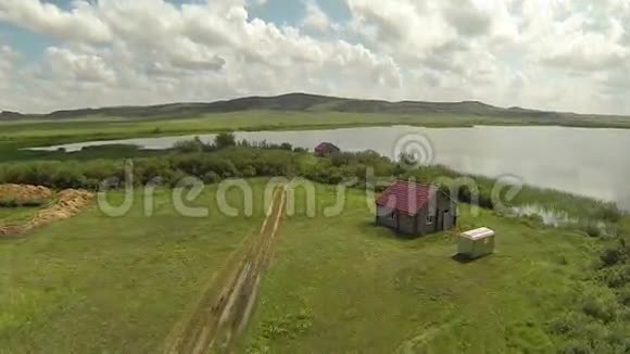 哈萨克斯坦野生草原的鸟瞰房屋视频的预览图
