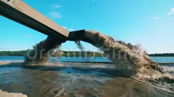 在河上采沙视频的预览图