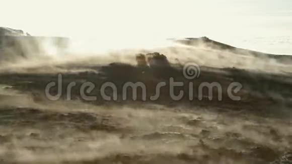 埃特纳火山口的泡沫和气体排放视频的预览图