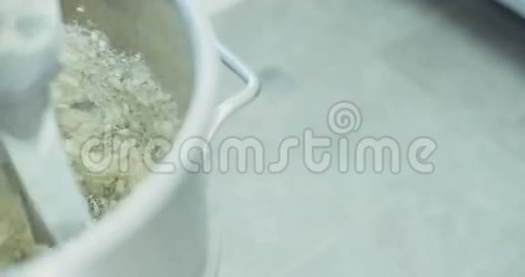 工业搅拌机搅拌面团视频的预览图