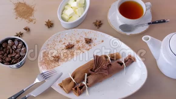 巧克力俄式薄饼布里尼和凝乳馅在盘子里提供了一杯茶和黄油视频的预览图