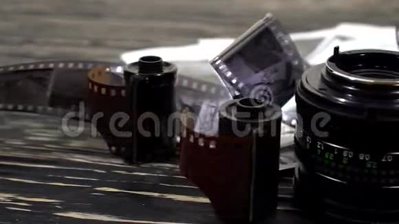 老式35毫米相机镜头照片和电影堆积视频的预览图