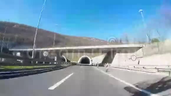 快速汽车通过隧道视频的预览图