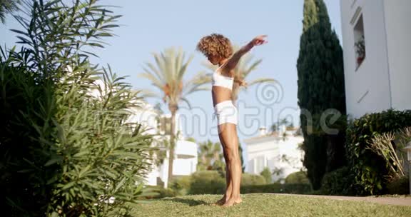 瑜伽女人在绿色公园视频的预览图