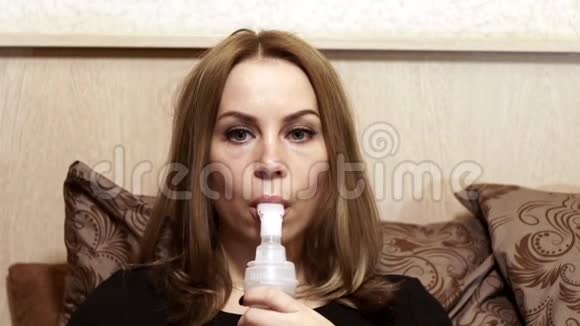 雾化面罩吸入治疗哮喘的妇女视频的预览图