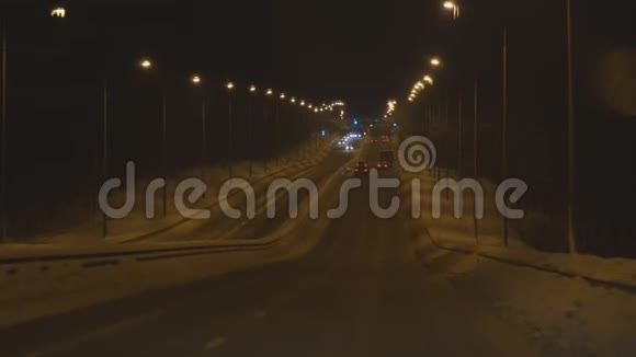冬天在夜路上开车视频的预览图