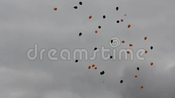空中飞起的彩色气球视频的预览图