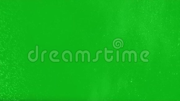 绿色背景下的表面暴雨现实雨和水滴与色度键绿色屏幕背景视频的预览图