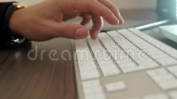 手在键盘上打字视频的预览图