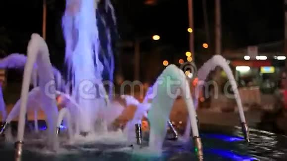 五颜六色的喷泉照亮了侧面视频的预览图