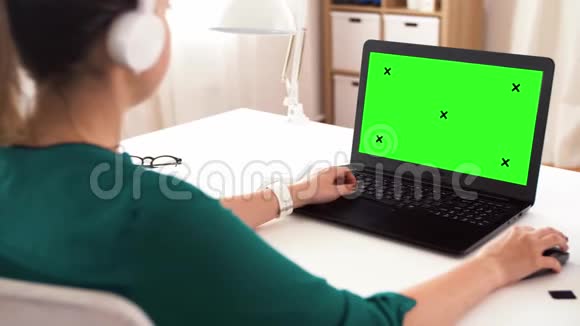 家里有绿色电脑屏幕的女人视频的预览图