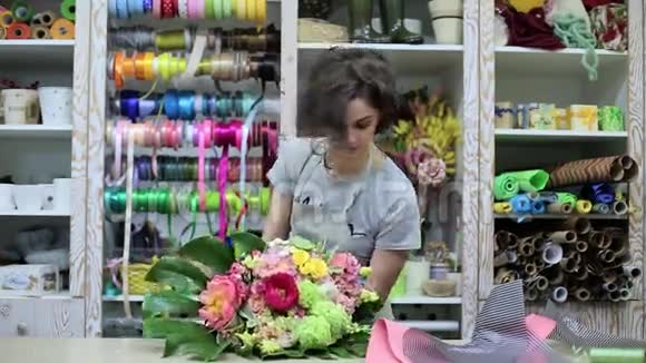 我店里的女花匠在做花束花卉业务视频的预览图