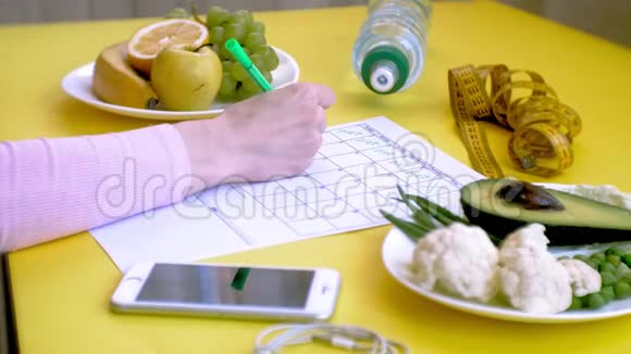 保持一个健身日历健康食品的概念饮食俯视黄色背景视频的预览图