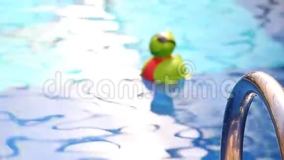 游泳池夏季日视频的预览图
