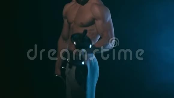 健身男子穿黑色衣服视频的预览图