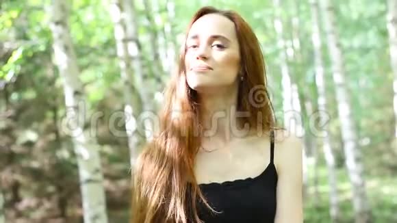 在森林里摆姿势的年轻女模特视频的预览图