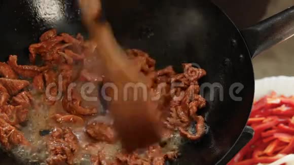 亚洲食物炒锅肉类和蔬菜视频的预览图