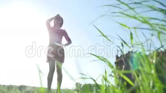 少女风的本性女孩站在绿草地上妇女生活自由视频的预览图