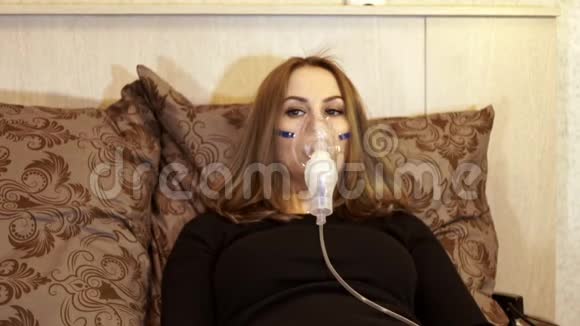 雾化面罩吸入治疗哮喘的妇女视频的预览图