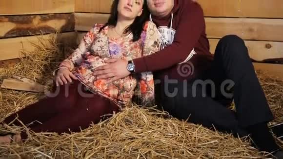 孕妇和她的丈夫视频的预览图