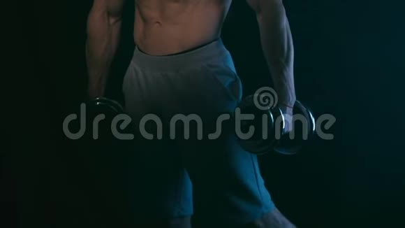 健身男子穿黑色衣服视频的预览图