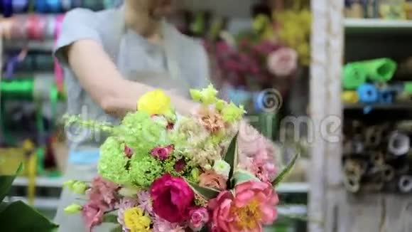 我店里的女花匠在做花束花卉业务视频的预览图