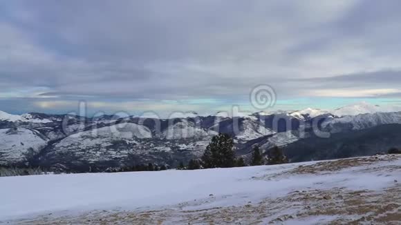 山顶背景上的滑雪站视频的预览图