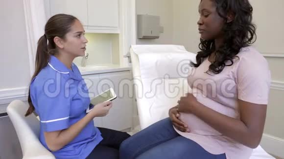 使用数字平板检查孕妇护士视频的预览图