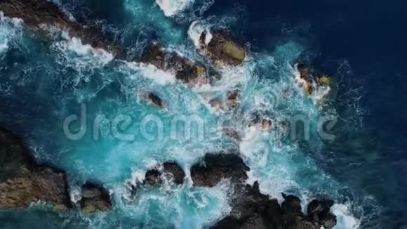 俯视海浪和悬崖视频的预览图