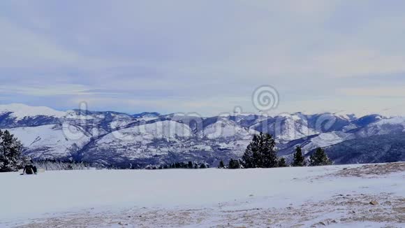山顶背景上的滑雪站视频的预览图