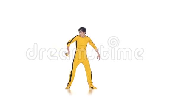 穿黄色西装训练空手道的人视频的预览图